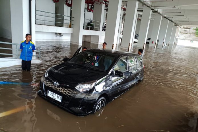 5 Risiko Mobil Terendam Banjir